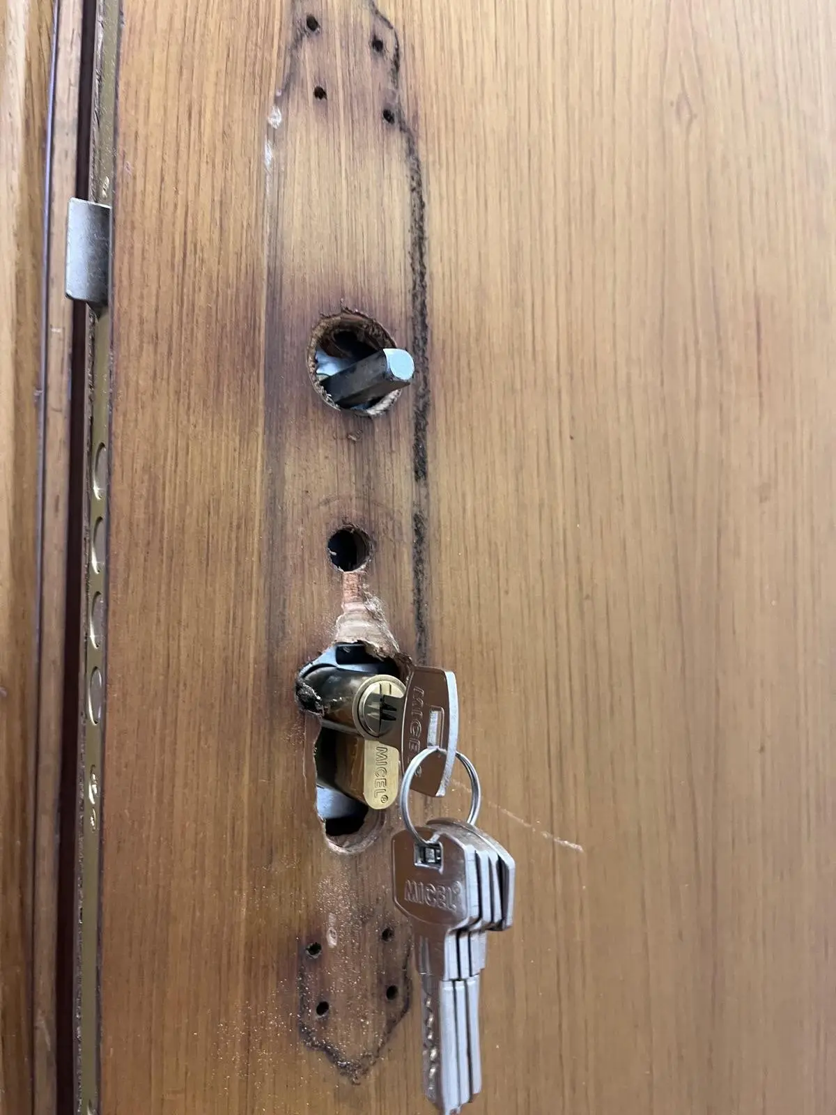 Bombín de perfil europeo nuevo con sus llaves, montado en una puerta de madera